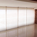 Sala com persianas fechadas