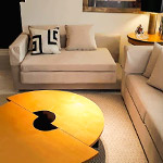 Sala com jogo de sofá e almofadas