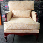 Poltrona clara a frente de fundo escuro