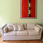 Sofá claro sob quadro