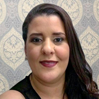 Nicole Lemos em frente a papel de parede