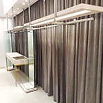 Cortina bege escuro em loja